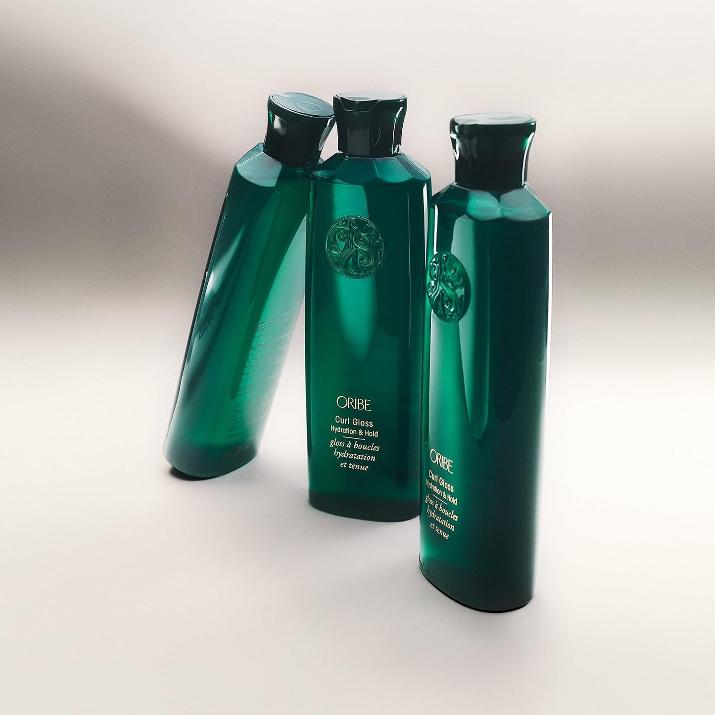 Oribe Curl Gloss Hydration & Hold - Lightweight Glossy Gel Defines Curls & Waves, Adds Shine & Instantly Reduces Frizz - Soft, Natural Finish - For Wavy & Curly Hair - 5.9 oz